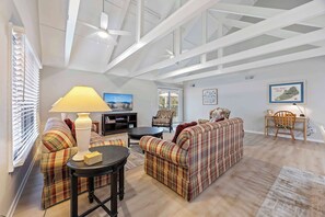 TV, offices - Pet Friendly Gem | Near Golf, Beach & Marina (Hilton Head Island)