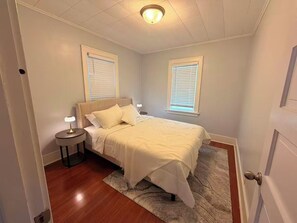 Iron/ironing board, Internet, bed sheets - 2-queen bed 1 bath entire house in the center of Champaign/minutes from UIUC (Champaign)