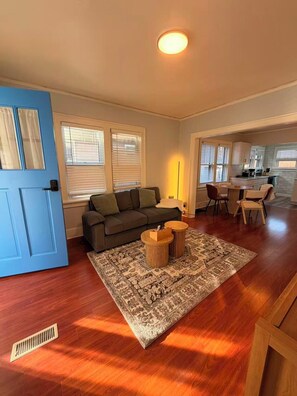 Living area - 2-queen bed 1 bath entire house in the center of Champaign/minutes from UIUC (Champaign)