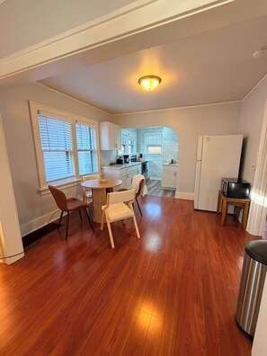 Private kitchen - 2-queen bed 1 bath entire house in the center of Champaign/minutes from UIUC (Champaign)