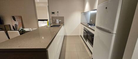 Een koelkast, een microgolfoven, een oven, een kookplaat