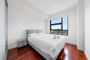 Tabla de planchar con plancha y ropa de cama