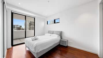 Iron/ironing board, bed sheets