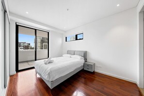 Een strijkplank/strijkijzer, beddengoed