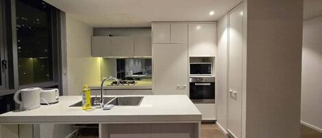 Kühlschrank, Mikrowelle, Ofen, Herdplatte