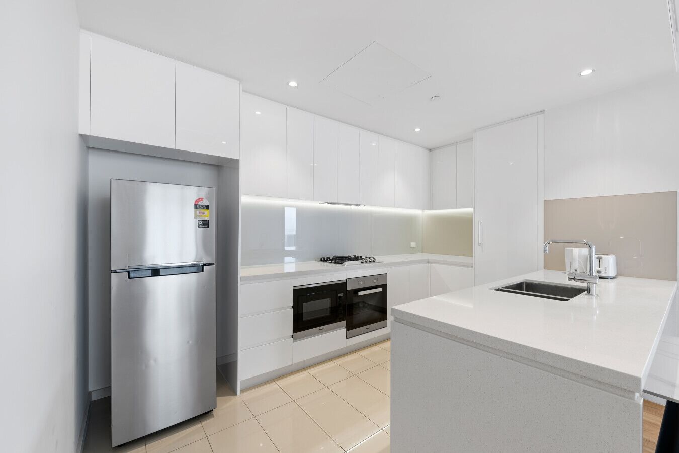 Fridge, oven, stovetop, dishwasher