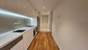 Een koelkast, een oven, een kookplaat, een vaatwasser