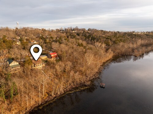 Cliffside Retreat w/ Fire Table + Sunset Views