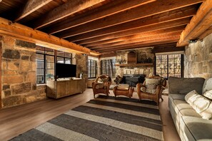 Älytelevisio, takka, kirjoja