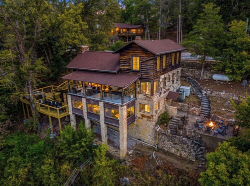 Cliffside Views • Hot Tub • Sauna • 4 Kings