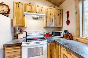 Jääkaappi, mikroaaltouuni, uuni, liesi