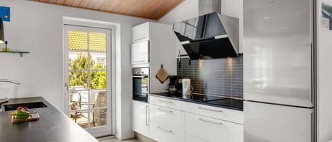 Fridge, microwave, dishwasher, cookware/dishes/utensils