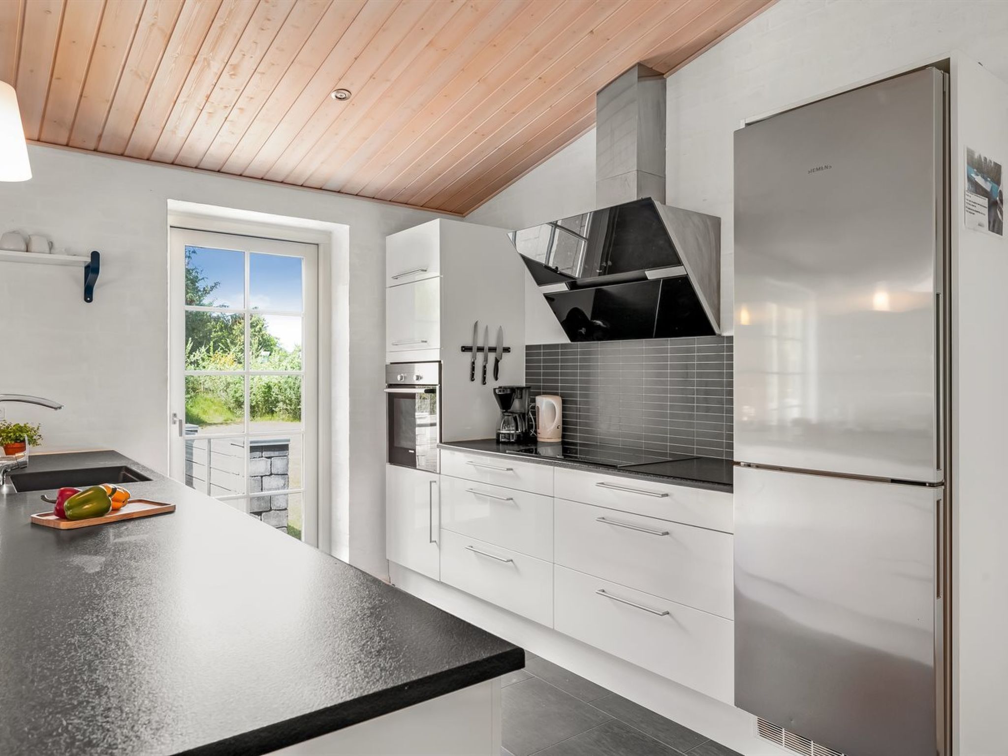 Fridge, microwave, dishwasher, cookware/dishes/utensils