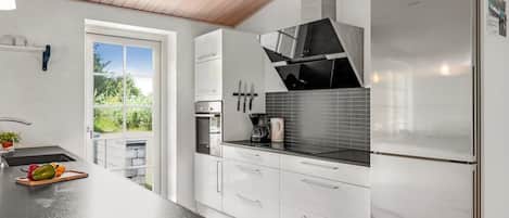 Fridge, microwave, dishwasher, cookware/dishes/utensils