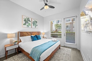 2 bedrooms, desk, iron/ironing board, travel cot - King Bed, Pool/Hot Tub! Arcade Room, Gym, Parking! (San Diego)