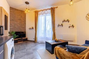 Interior - Bohemian Cocoon - Near Station 1 (Narbonne)