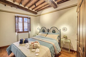 Desk, iron/ironing board, free WiFi, bed sheets - Vicolo Nobile - Romantic Heart of Montepulciano (Montepulciano)