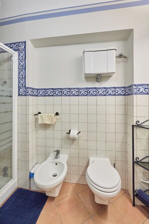 Dusche, Haartrockner, Bidet, Handtücher