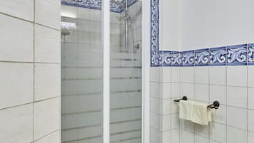 Dusj, hårføner, bidé og håndklær