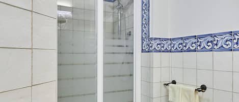 Dusche, Haartrockner, Bidet, Handtücher