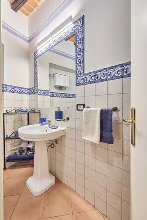 Shower, hair dryer, bidet, towels - Vicolo Nobile - Romantic Heart of Montepulciano (Montepulciano)
