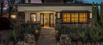 Near Downtown! Charming bungalow w/ heated pool in Armory Park Historic District