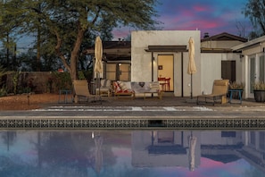 A heated pool - Near Downtown! Charming bungalow w/ heated pool in Armory Park Historic District (Tucson)