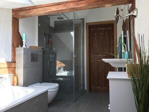 Een douche, een haardroger, handdoeken, zeep