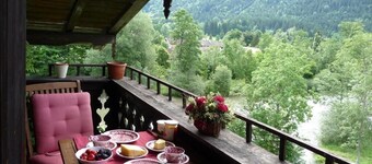 Living in a historic ambience right next to the Weißachauen nature reserve