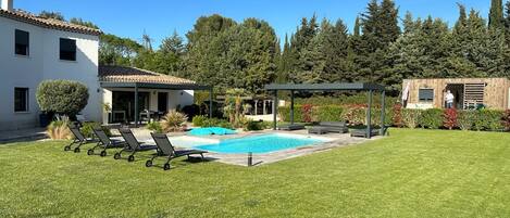 Utendørsbasseng og et oppvarmet basseng