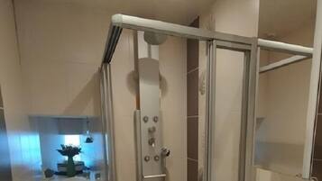 Douche, sèche-cheveux, bidet