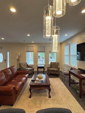 TV - Charming 3-bedroom 2-full bath house with parking in the  Mid-city  New Orleans (New Orleans)