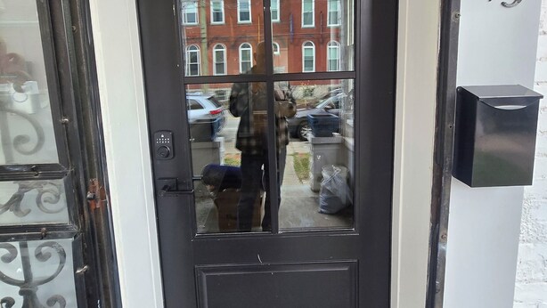 A black door with a glass panel, a mailbox, and a number 913 on the wall. - Highlands Hideaway - Walk to Bars, Food & Coffee (Louisville)