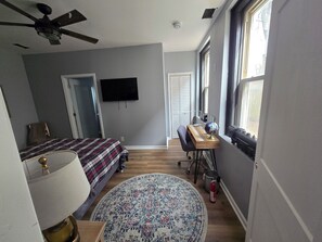 1 bedroom, iron/ironing board, WiFi, bed sheets - Highlands Hideaway - Walk to Bars, Food & Coffee (Louisville)