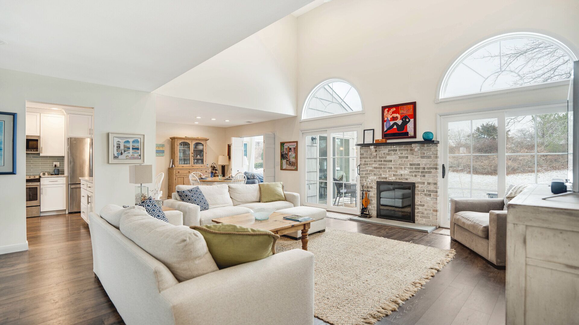 Smart TV, fireplace, stereo