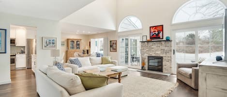 智能電視、壁爐、音響