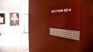 Un panneau indiquant « SECTION SZ-4 » est fixé à un mur.
