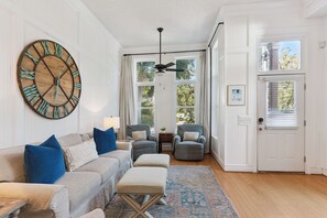 Smart TV - The Neptune House 3 bedrooms by the sea (St Simons Island)