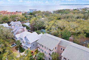 A residential area with houses, trees, and a view of the sea. - The Neptune House 3 bedrooms by the sea (St Simons Island)