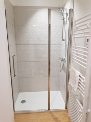 Douche, sèche-cheveux, papier toilette