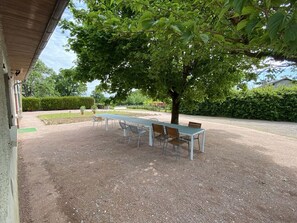 Outdoor dining - Large vacation home with 6 bedrooms (Saint-Bonnet-de-Cray)