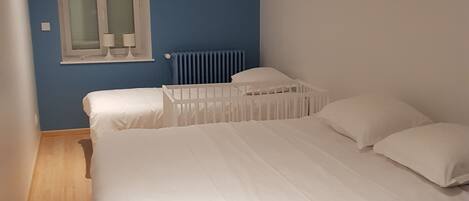 6 bedrooms, iron/ironing board, internet, bed sheets