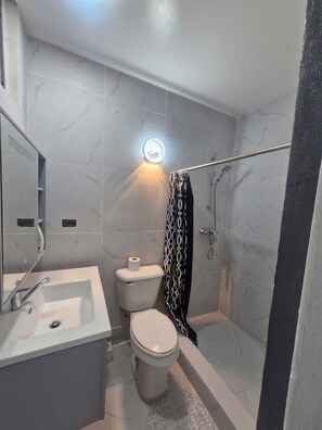 Căn hộ Deluxe, quang cảnh sân vườn | Phòng tắm | Khăn tắm, xà phòng, dầu gội, giấy vệ sinh 