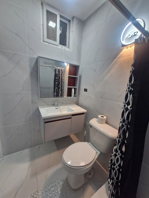 Departamento Deluxe, vista al patio | Baño | Toallas, jabón, shampoo, papel de baño 