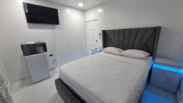 Deluxe Apartment, Courtyard View | Blackout drapes, free WiFi