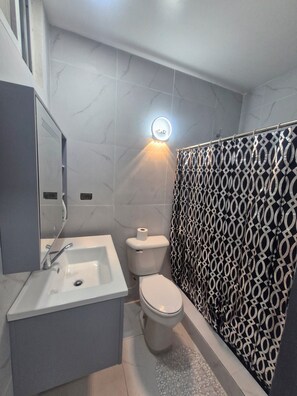 Căn hộ Deluxe, quang cảnh sân vườn | Phòng tắm | Khăn tắm, xà phòng, dầu gội, giấy vệ sinh 