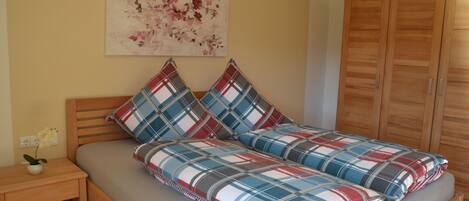 2 Schlafzimmer, Reisekinderbett, kostenloses WLAN, Bettwäsche