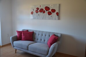 Fernseher, Tischfußball, Tischtennisplatte, Stereoanlage