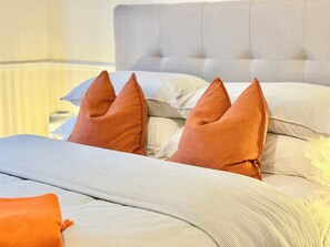 2 bedrooms, iron/ironing board, free WiFi, bed sheets - 2BR Apartment, Fast Wi-Fi, Apple TV & Netflix, 20 Off Long Stays (Newcastle upon Tyne)