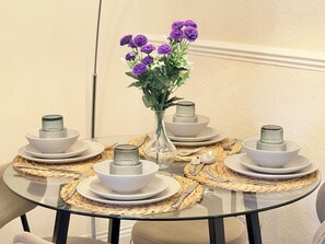 Dining - 2BR Apartment, Fast Wi-Fi, Apple TV & Netflix, 20 Off Long Stays (Newcastle upon Tyne)